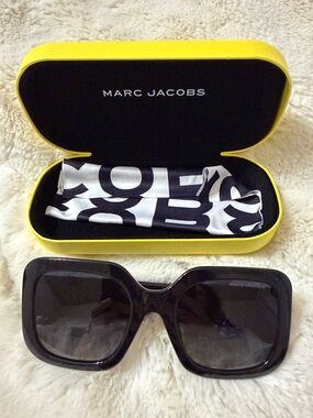 Marc Jacobs Black Polarized Square Women’s Sunglasses w Yellow Case & cloth NWOT